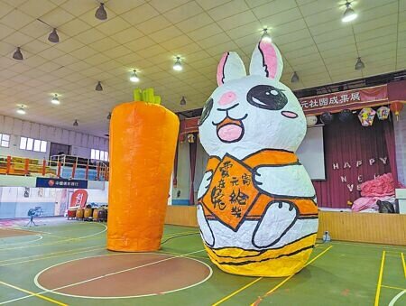 新北市平溪天燈節今年推出雙主燈,將呈現萌兔追逐紅蘿蔔的有趣畫面。(張志康攝)