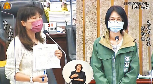 高市議會2日總預算審議,針對交通罰鍰編列15億元歲入,國民黨高市議員李雅靜質疑,許多道路變更行駛規定後,交通局都未宣導,民眾無奈受罰的案例層出不窮。(摘自高市議會Youtube)