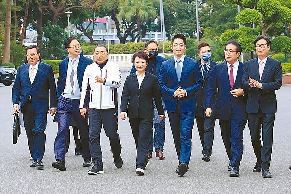 行政院再度邀請六都直轄市長列席院會，院長陳建仁指派副院長鄭文燦（左）擔任中央與地方溝通窗口，鄭於會後陪同高雄市長陳其邁（前排右起）、台南市長黃偉哲、台北市長蔣萬安、台中市長盧秀燕、新北市長侯友宜、桃園市長張善政走出會場。（黃世麒攝）