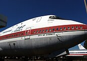 「空中女王」再見！最後一架波音747在空中畫出數字「747」告別