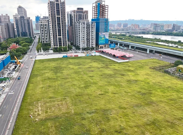 新北今年6月將在板橋江翠重劃區文中小預定地興建莒光消防臨時分隊,引發地方反彈。記者張睿廷/攝影