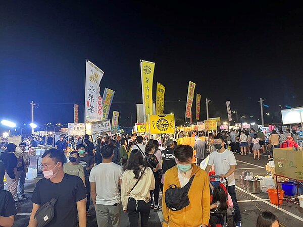 大益貨櫃商場違規經營夜市,經發局表示最重將斷水斷電。圖/取自大益貨櫃商場粉絲專頁