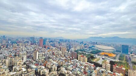 立法院三讀通過《氣候變遷因應法》,並擬於2024年起徵收碳費,不動產開發商紛紛憂心成本大增,建議政府建立容積獎勵、碳稅抵減、貸款優惠等配套。(王莫昀攝)