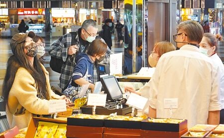 台北車站大廳各伴手禮店出現絡繹不絕的消費者，隨著旅遊業漸漸復甦，觀光旅遊從業人員先前在疫情中轉行，如今卻面臨缺工問題。（姚志平攝）