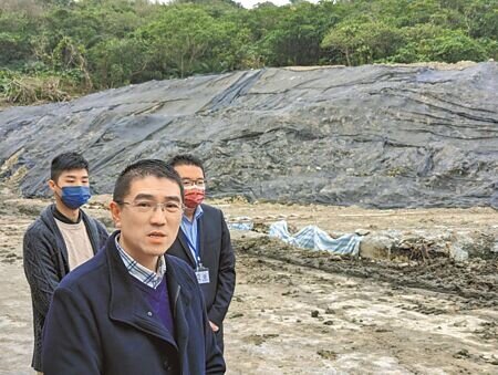 基隆市政府接獲民眾陳情，指台肥基隆廠堆放大批營建廢土，基隆市長謝國樑（前）表示，除依法開罰外，也將深入追究責任。（張志康攝）