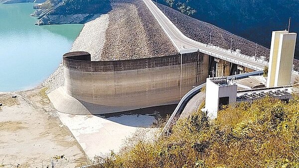 曾文水庫枯水期持續,大壩前方乾涸見底,曾文與烏山頭水庫總蓄水率不到3成。(南水局提供/程炳璋台南傳真)