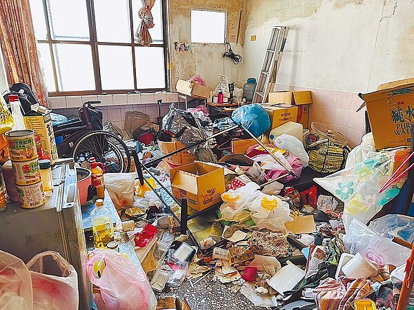 前鎮區明孝里中1戶人家,65歲的母親行動不便,2個孩子皆身心障礙,1家3口生活不易,家中環境髒亂,雜物堆積。(明孝里里長林浤澤提供/洪靖宜高雄傳真)