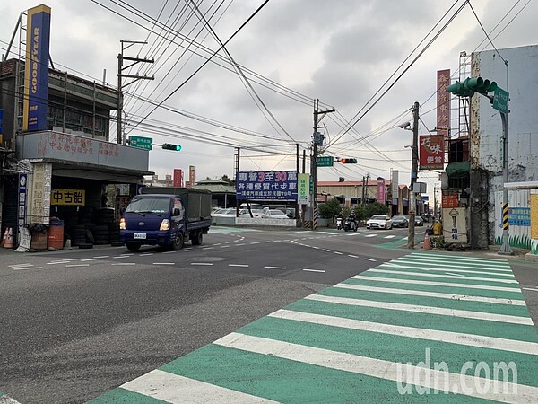 交通部預告修法，汽車行經行穿線不讓行人，不分大小型車，一律提高為最重3600元罰鍰，預計3月底上路。聯合報資料照片 記者翁唯真／攝影