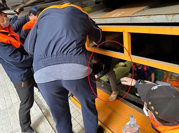 高雄消防員抵達鳳山區一棟大樓發生機械停車位意外的現場，發現年約30歲的女子，不慎踩空停車位的空隙，跌落車位下。記者石秀華／翻攝