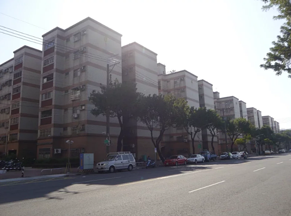 高雄鳳山中崙社區停車位不足,曾發生住民寒風中漏夜排隊登記社區地下停車場情況。記者徐白櫻/攝影