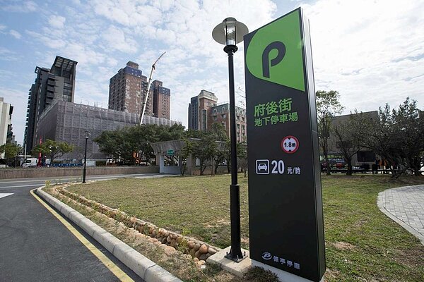 新竹市公有停車場月租長期以來採本登記排隊,月租民眾長期持有車位,欠缺公平性。圖/新竹市交通處提供