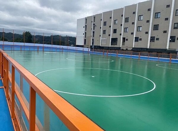 苗栗縣政府爭取經費在頭份市六合國小分校預定地規畫改善的綜合運動場已經完工。圖/苗栗縣政府提供