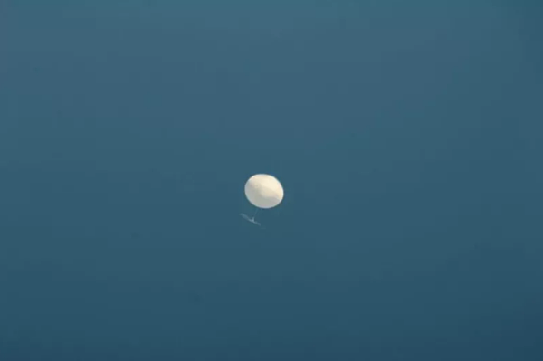 中央氣象局長鄭明典今於臉書表示,這顆「高空探測氣球」存在已久,氣象局同事在2年前也拍過。圖/取自鄭明典臉書