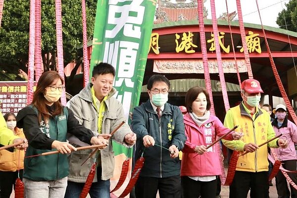 台南市長黃偉哲今早前往鹽水武廟參加啟炮活動。圖/南市府提供