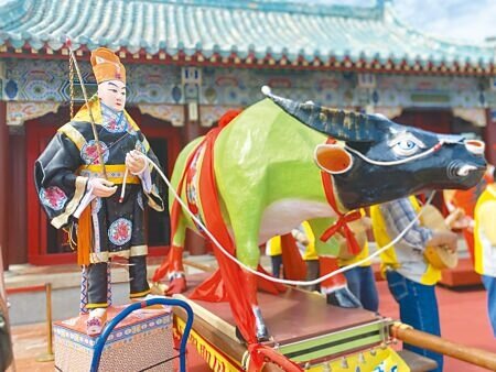 台南土城鹿耳門聖母廟依《春牛經》制定春牛與芒神,今年芒神雙足穿鞋,代表雨水少。(曹婷婷攝)