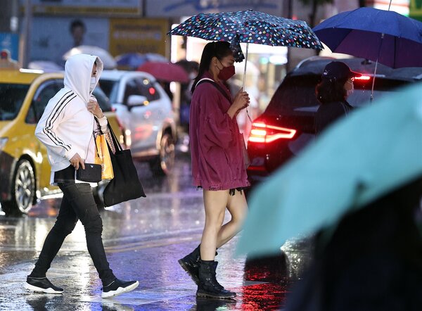 今天是元宵節，中部以北、東半部地區及澎湖、金門、馬祖有局部短暫雨 。聯合報系資料照
