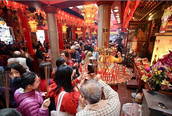 今天是元宵節(上元節)為天官賜福之辰,靈動力強,想求轉運、補財庫可到常去的廟宇或三官廟拜拜。圖/聯合報系資料照
