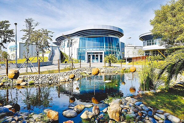 高市議會4日執行總預算審議,國民黨高市議員陳美雅質疑高市府投入186億興建2座再生水廠與缺水問題相關,高市府水利局回應,建造再生水廠不能與缺水畫上等號。(高市府水利局提供/洪浩軒高雄傳真)