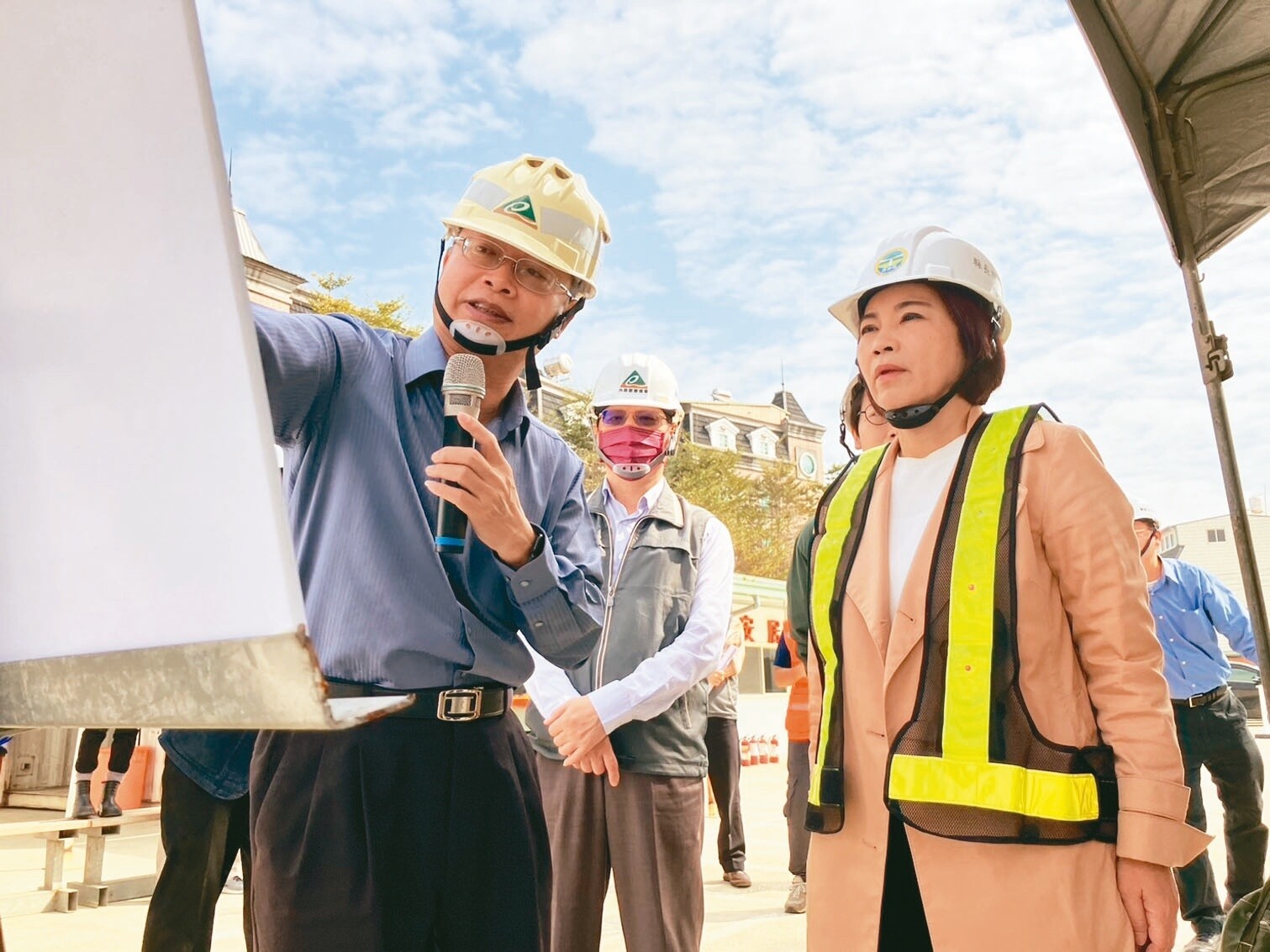 屏東縣長周春米（右）昨視察社宅「瑞屏安居」，盼3年後提前完工，照顧縣民居住權益。記者張已亷／攝影 