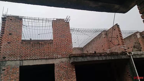 馮女買房九年還未封頂,每逢過年回家只能借住親戚家。(取材自紅星新聞)