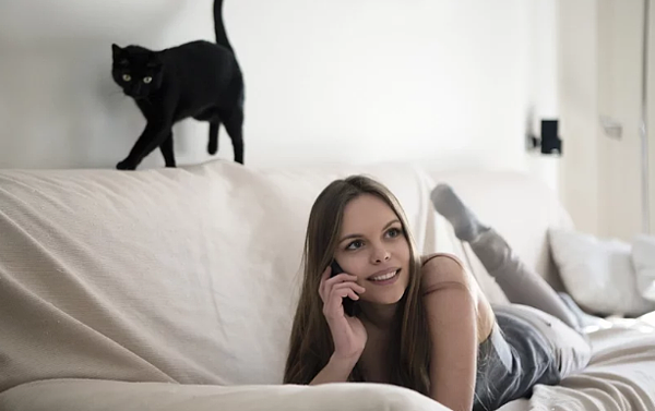 治療專家三個字SunGuts著作「你的姿勢很有事」,分享沙發上的7種自殘姿勢!圖片由趨勢文化出版社提供