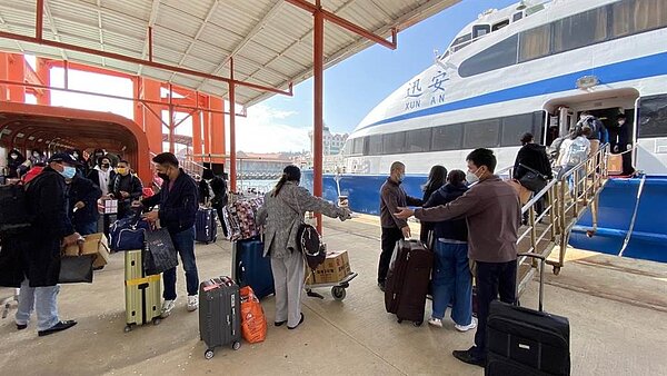 小三通「金馬地區民眾春節交通專案」2月7日起專案常態化實施,金門縣長陳福海表示,將持續爭取小三通逐步開放、滾動擴班,同時向陸委會爭取更簡便的作業方式,提升便利性。(于家麒攝)