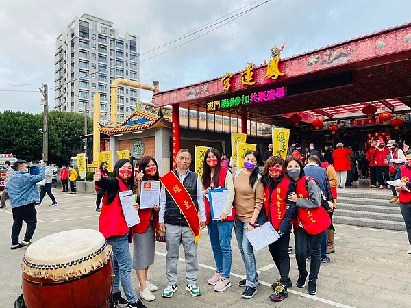 新竹縣反生命園區自救會反對新竹縣政府在湖口鄉興建縣立生命紀念園區,近月持續連署一舉衝破3.5萬人響應,明天將前進新豐鄉蓮鳳宮元宵聯歡晚會連署。圖/新竹縣反生命園區自救會提供