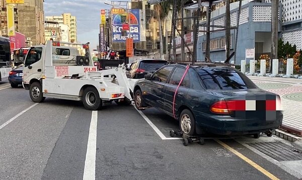 台南市府前路台銀前違規遊動廣告車輛，市府以無視公權力違規累犯行為4日下午強行拖吊。圖／台南市交通局提供
