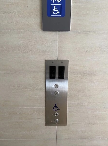 台北市議員陳怡君近日接獲北市行善社宅住戶陳情,電梯故障且5天壞一次,住戶崩潰。圖/議員陳怡君提供