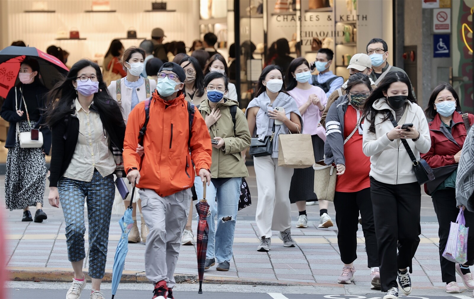 路上絕大部分的人還是習慣戴著口罩，非新聞當事人。 示意圖／聯合報系資料照片