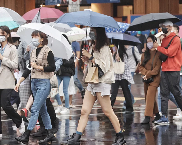 今天、明天鋒面前雲系影響，北部及東半部有局部雨，中部雲量增多、有局部短暫飄雨的機率。聯合報資料照片