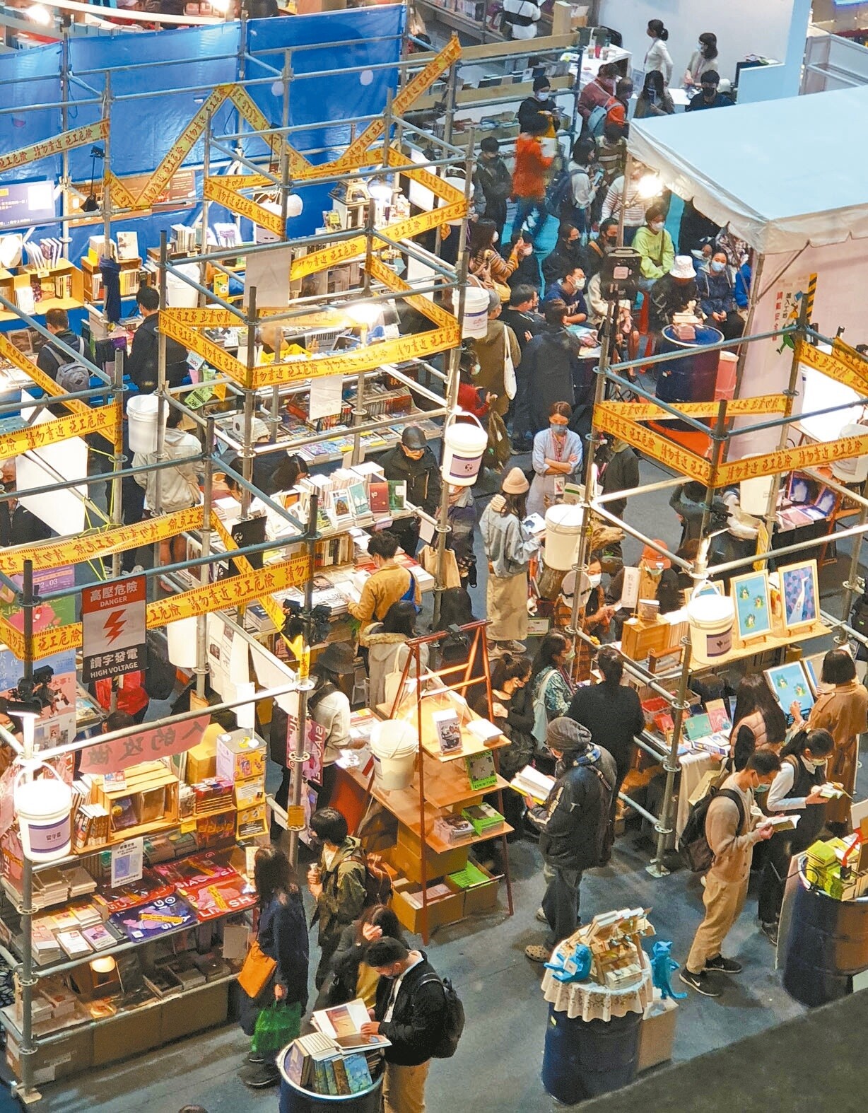 台北國際書展昨閉幕,以工地為主題打造的公民書區人潮洶湧。記者陳宛茜/攝影