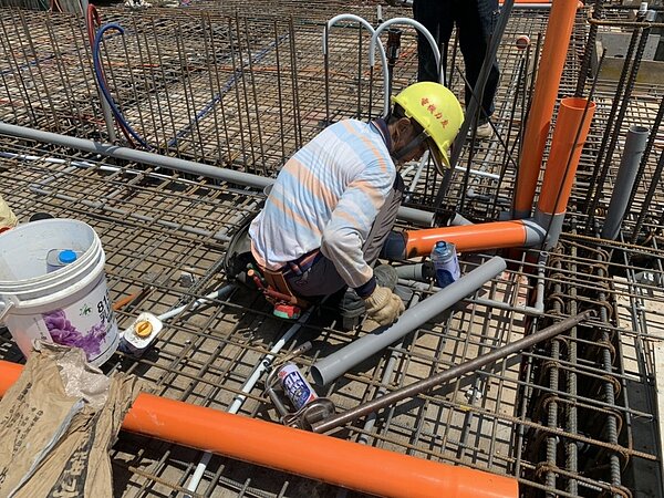 建商心聲內政部聽到了，為避免市場崩盤，減輕營建業壓力，內政部研議放寬，因營建造價飆漲與缺工導致建築基地無法在18個月內開工的相關限制。示意圖。聯合報系資料照片 