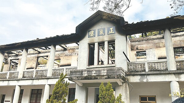 屏東縣大武營區歷史建築「正氣樓」昨失火，消防局要追出起火原因。記者劉星君／攝影 