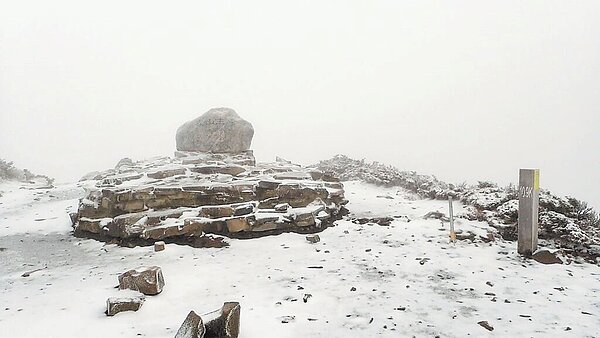 雪山受到東北季風影響,加上水氣充足,5日下雪,有山友將雪景拍下在網路社團分享,引起網友讚嘆。(摘自臉書社團雪霸國家公園登山資訊分享站/李京昇苗栗傳真)