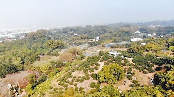 台南新市區4日晚間發生廢棄輪胎大火，產生大量濃煙及刺鼻臭味，由於高雄位處下風處，且5日雲多、溼度高汙染物累積後不易擴散，導致空氣品質不良。（高市府環保局提供／洪浩軒高雄傳真）