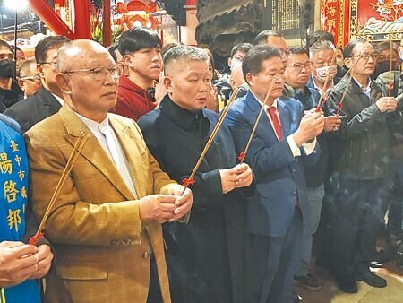 
大甲鎮瀾宮昨晚由董事長顏清標主持，率領全體董監事上香請示媽祖進香日程，現場吸引關心媽祖出巡信眾圍觀。（陳世宗攝）
