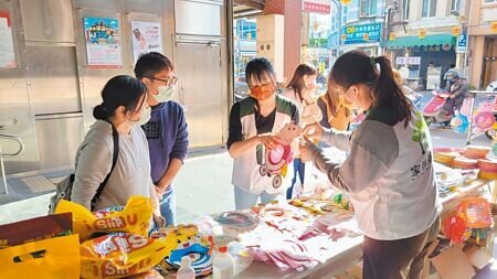 彰化家扶義賣燈籠傳承28年,更有神祕客捐出6萬元,今年獲民眾熱烈響應已累積180萬元。(吳敏菁攝)