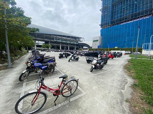 新北城鄉局將三重捷運站旁的停車場用地,變更為停車場及社會福利設施用地。〈城鄉局提供〉