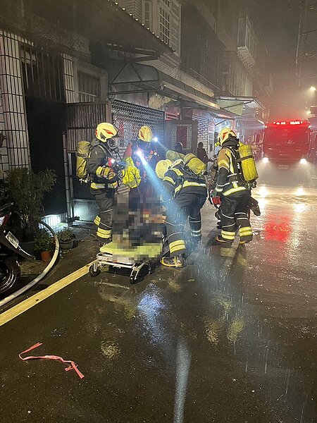 八德黃姓男子住處一樓客廳昨傍晚起火,他被發現倒在廚房、沒有生命跡象,目前送醫急救中。記者楊湛華/翻攝