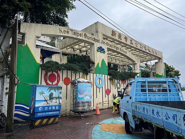 為降低民眾用水不便,台水公司設有5處臨時供水站供民眾取水。圖/水利局提供