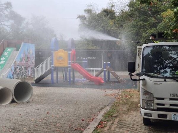 新竹縣府要求各鄉鎮市公所清潔隊在開學日前完成校園消毒工作。圖／教育局提供