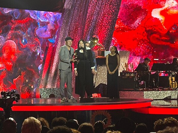 蕭青陽(左)與女兒蕭君恬(右)奪下第65屆葛萊美獎「最佳唱片包裝獎」。圖/文化部提供