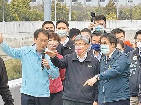 
行政院長陳建仁（前中）在台南市長黃偉哲（前右）等人的陪同下，視察三爺溪中下游治理工程。（洪榮志攝）
