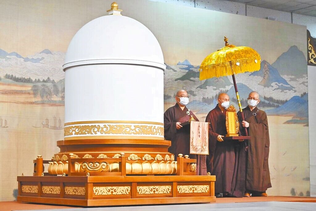 星雲法體真身封龕信眾弔唁緬懷。圖/佛光山提供