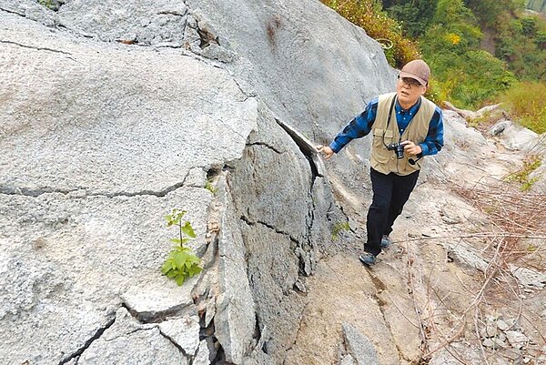 台南社區大學環境小組召集人黃煥彰指出,歐欣掩埋場雖施作水土保持工程,但已毀損崩塌。(社大提供/洪榮志台南傳真)