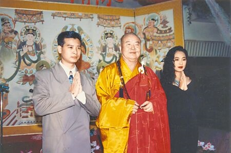 
況明潔（右）與楊慶煌（左）1992年主演的中視《再世情緣》，改編自星雲法師（中）所著的傳記小說《玉琳國師傳》。（本報資料照片）
