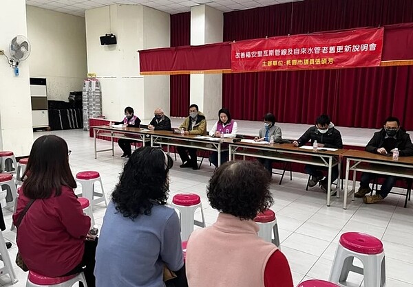 桃園市桃園區福安里爆出至今仍有百戶使用老舊自來水鉛管、天然氣管線,但因道路為私有地,地主不同意開挖鋪管,累積許多民怨。記者朱冠諭/攝影