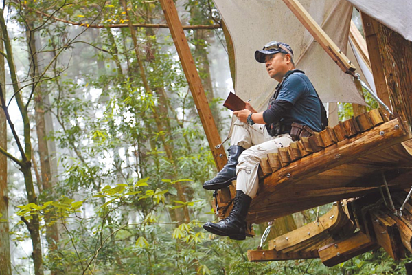 台灣設計師蕭青陽與女兒蕭君恬,設計專輯封面奪下葛萊美獎。圖/蕭青陽提供