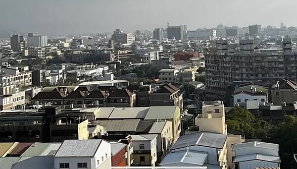 台中市議員陳俞融批評市府改善老屋安全政策牛步化。記者陳秋雲/攝影